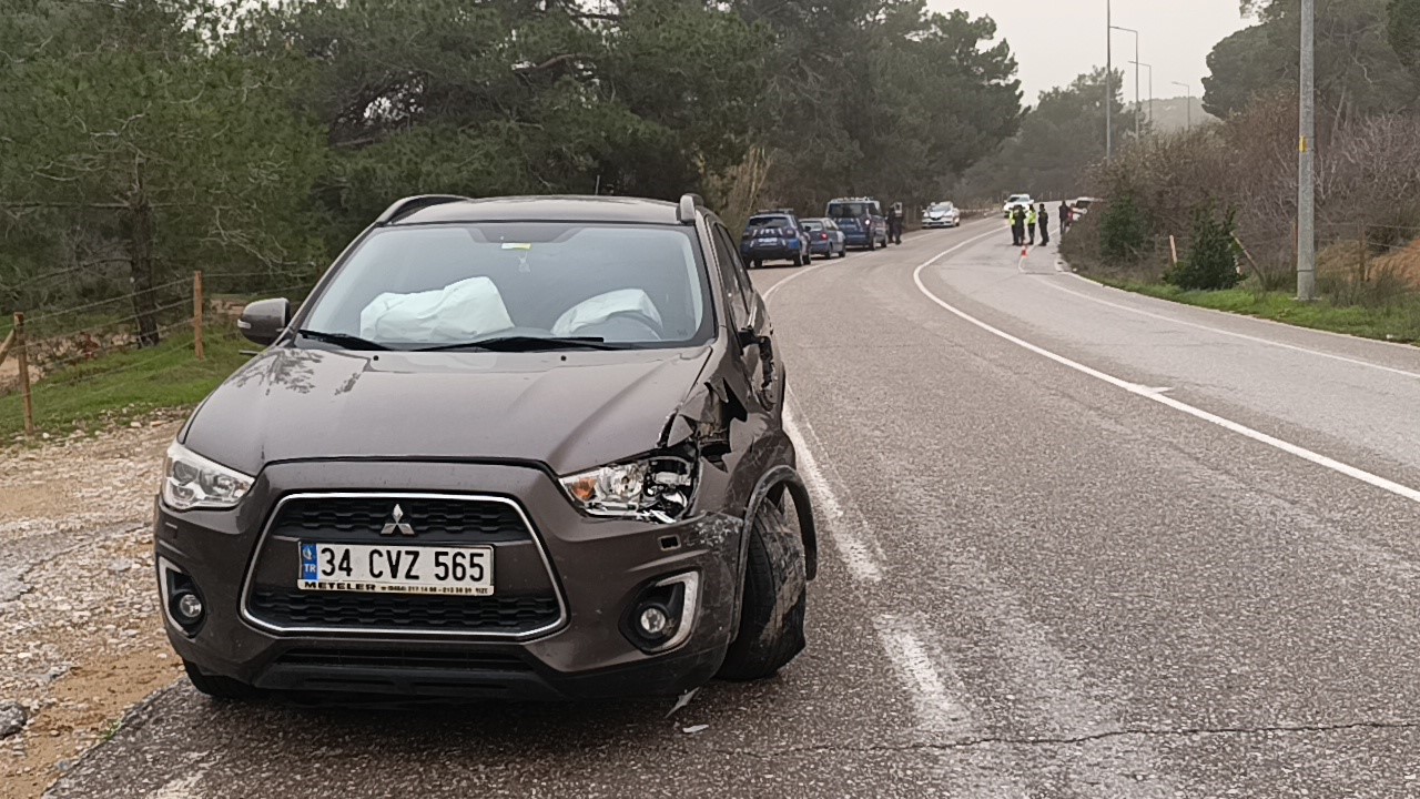 Otomobille çarpışan hafif ticari araç yan yattı: 2 yaralı
