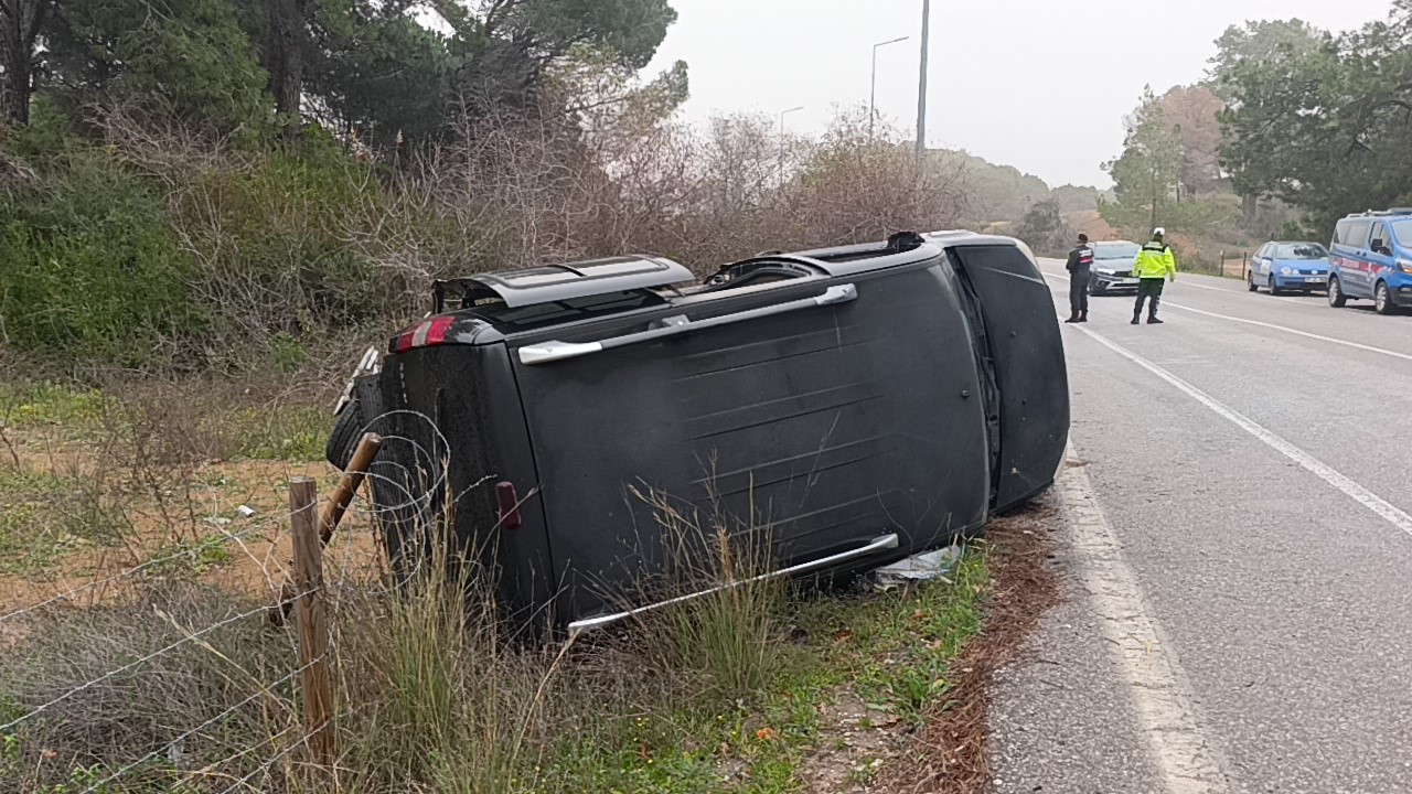 Otomobille çarpışan hafif ticari araç yan yattı: 2 yaralı
