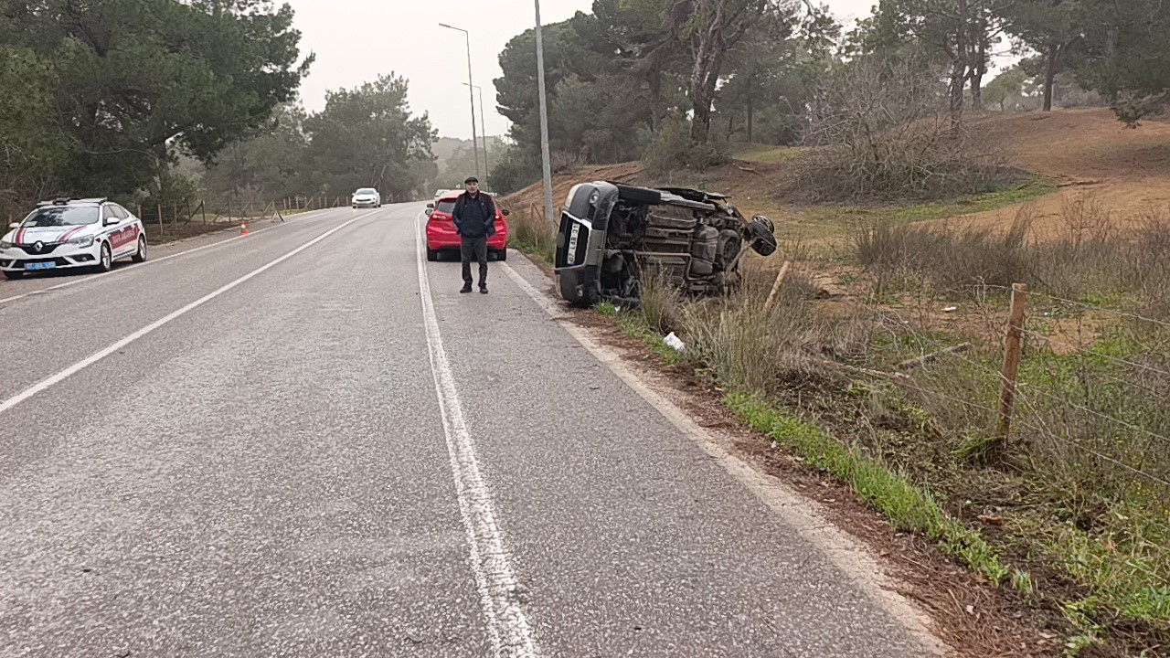 Otomobille çarpışan hafif ticari araç yan yattı: 2 yaralı
