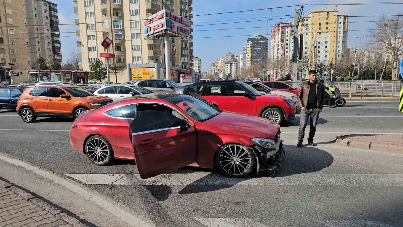 Otomobille çarpışan kamyonet yan yattı, hayvan dışkıları yola savruldu
