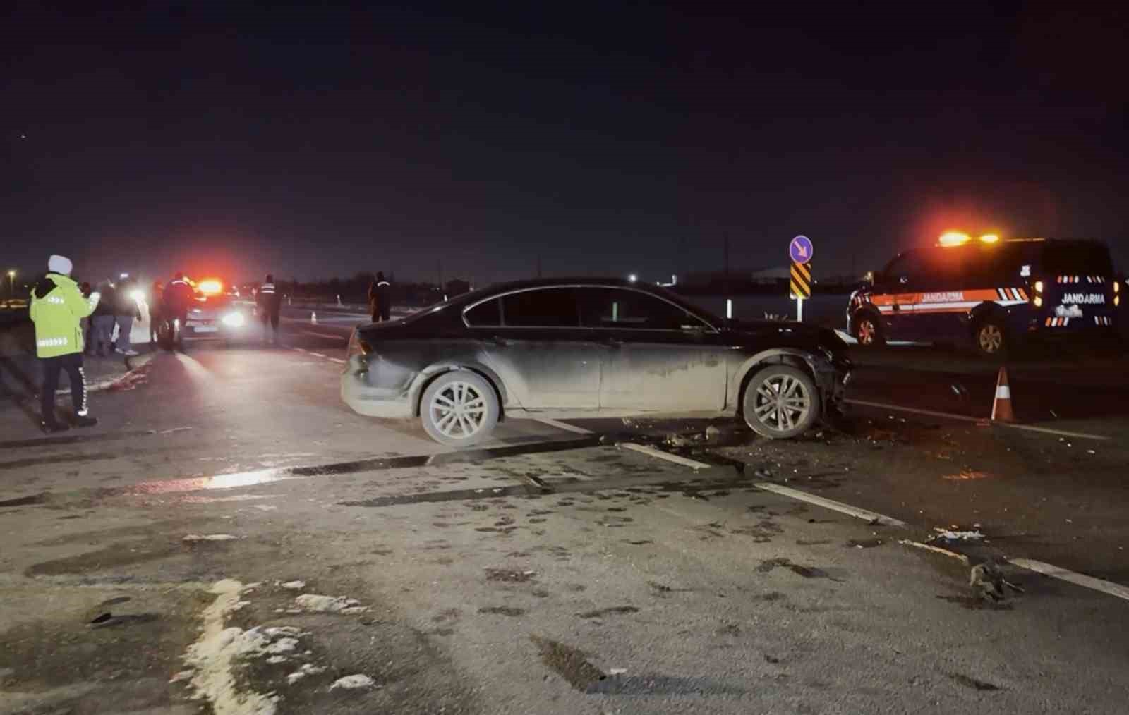 Otomobille çarpışan minibüs şarampole takla attı: 2 yaralı
