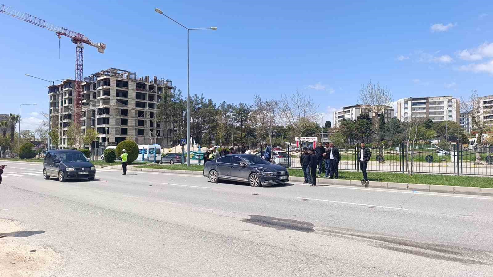 Otomobille çarpışan motosiklet sürücüsü ağır yaralandı
