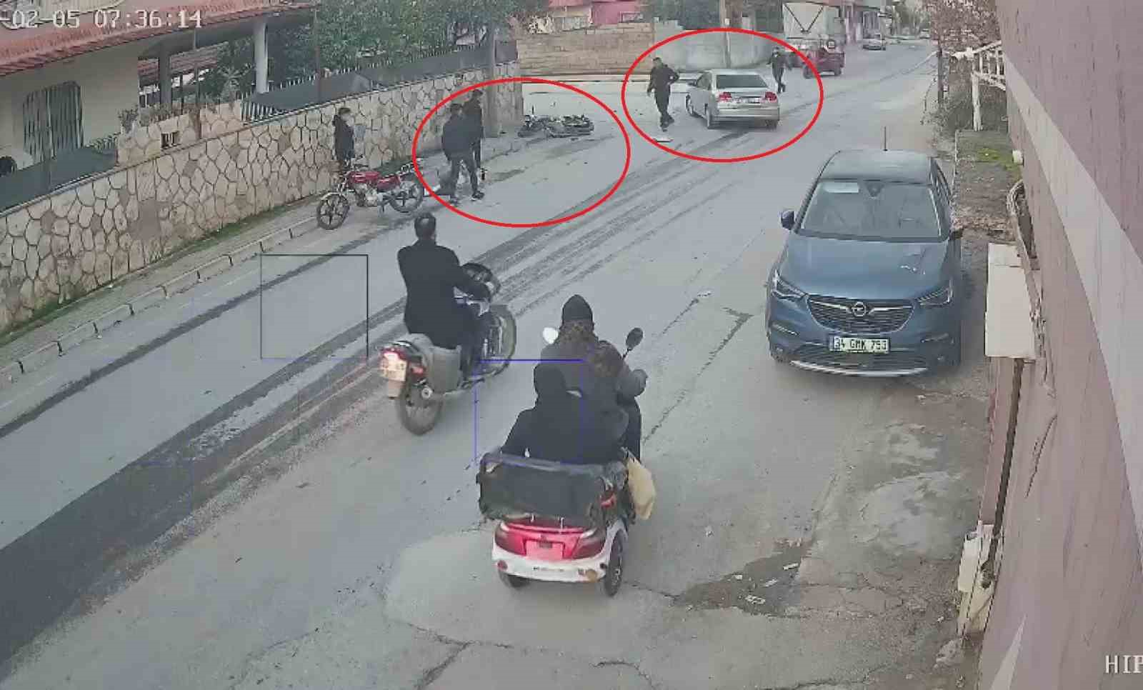 Otomobille çarpışan motosiklet sürücüsünün metrelerce havaya savrulduğu anlar kamerada
