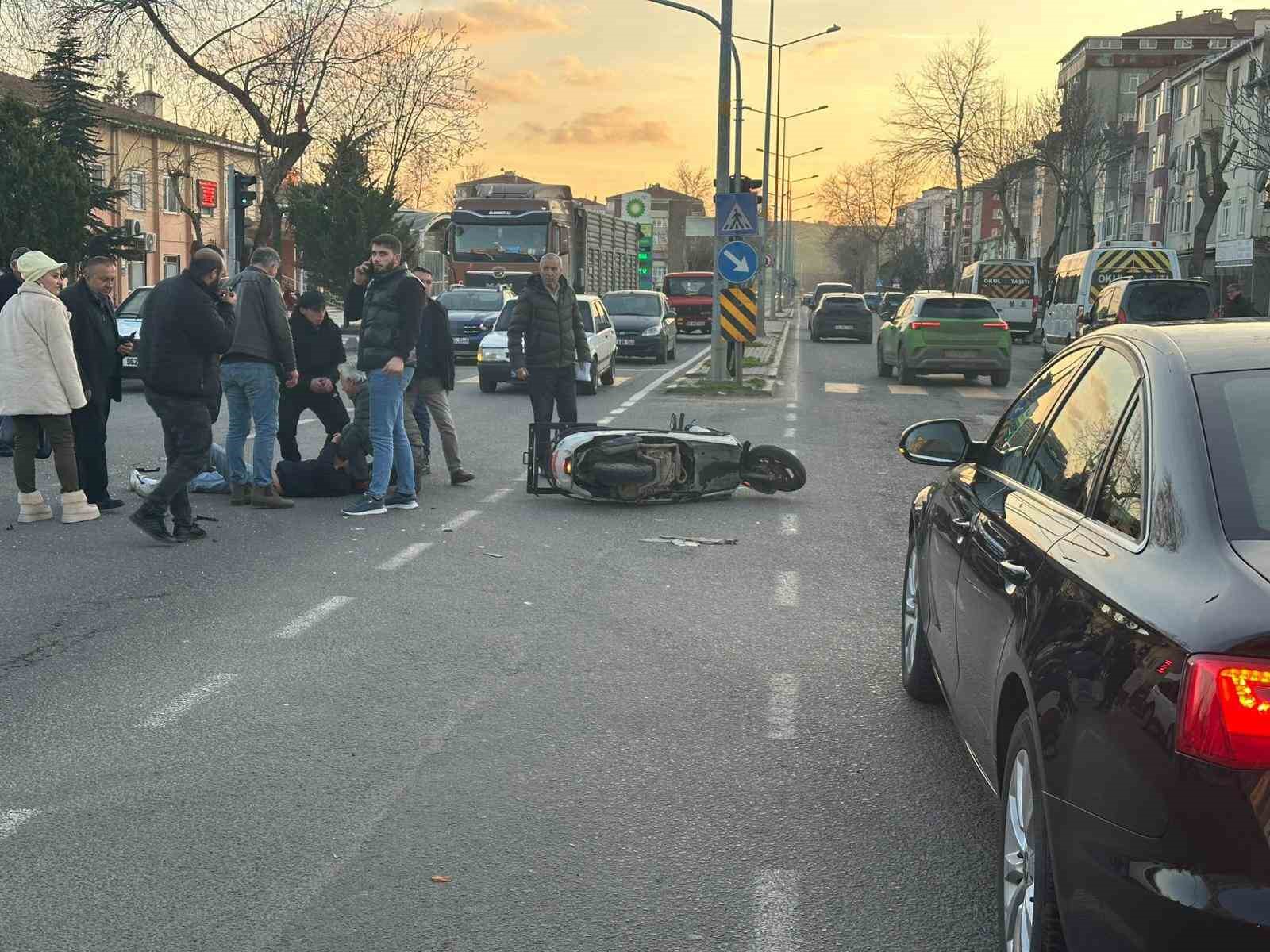 Otomobille çarpışan motosikletin sürücüsü yaralandı
