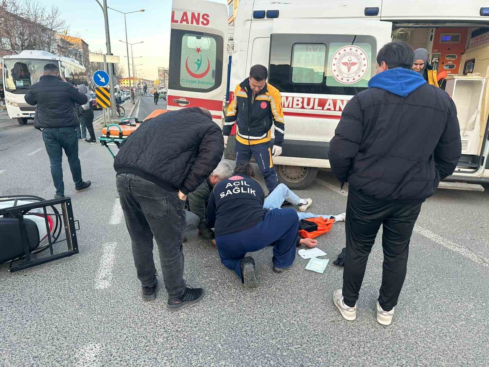 Otomobille çarpışan motosikletin sürücüsü yaralandı
