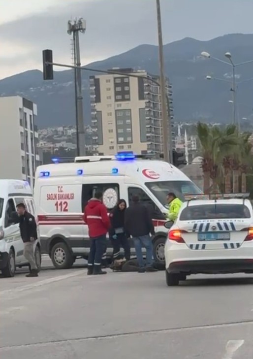 Otomobille çarpışan motosikletli havada takla attı
