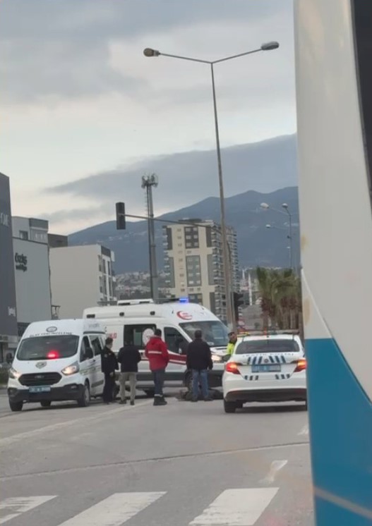 Otomobille çarpışan motosikletli havada takla attı
