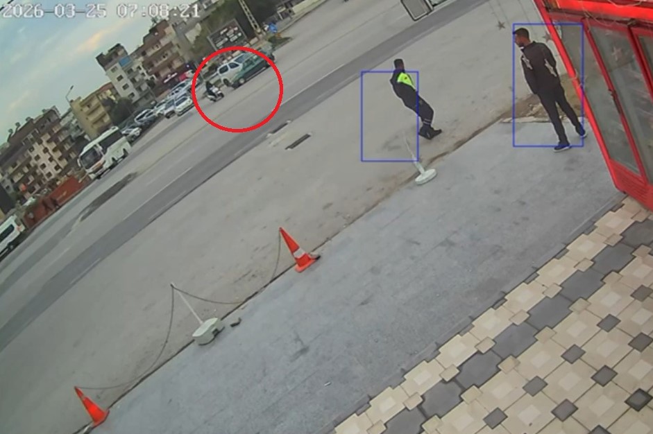 Otomobille çarpışan motosikletli havada takla attı
