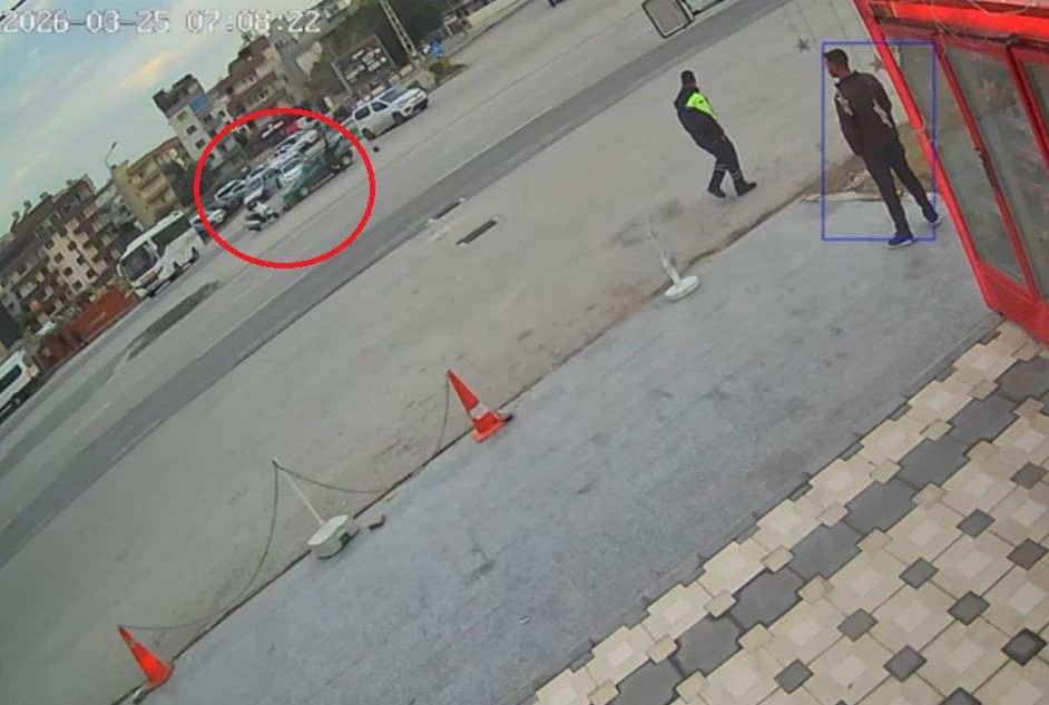 Otomobille çarpışan motosikletli havada takla attı
