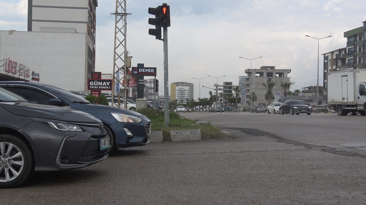 Otomobille çarpışan motosikletli havada takla attı
