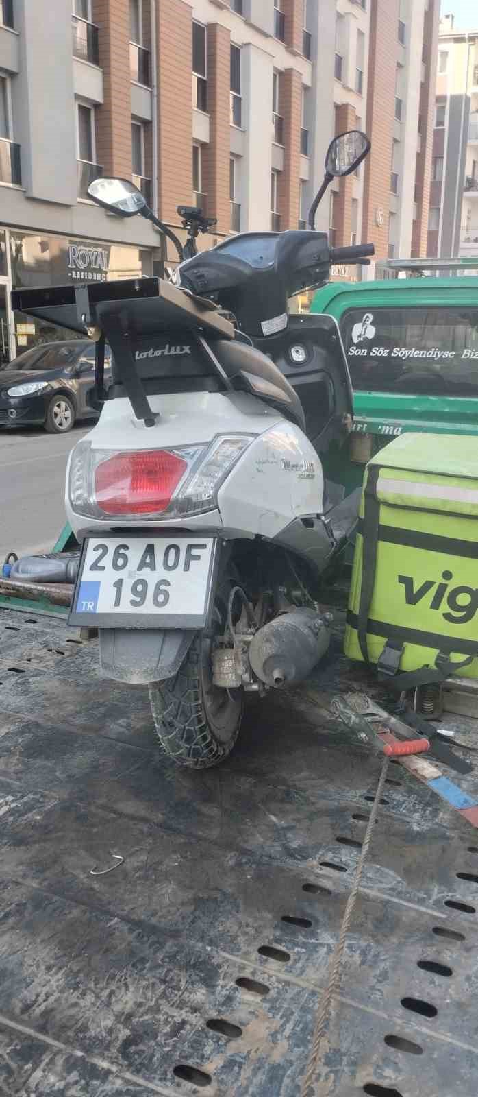 Otomobille çarpışan motosikletli kurye yaralandı
