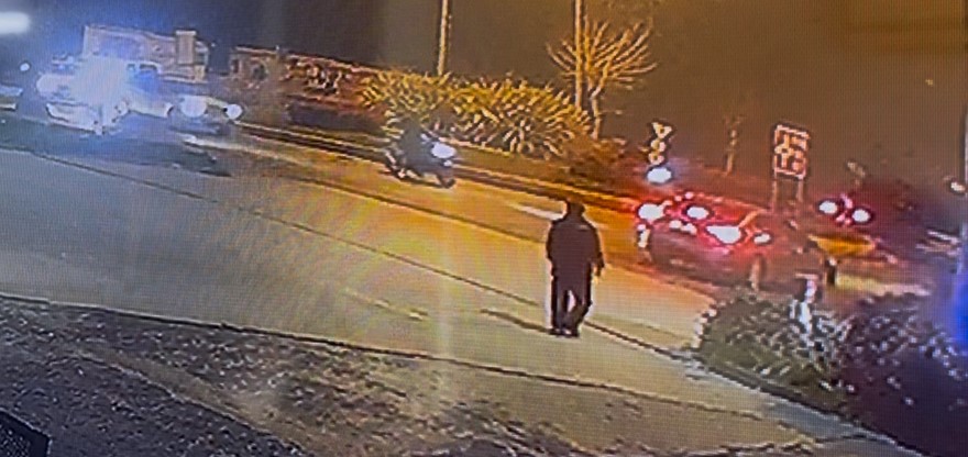 Otomobille çarpışan motosikletli yaralandı: Kaza anı kamerada
