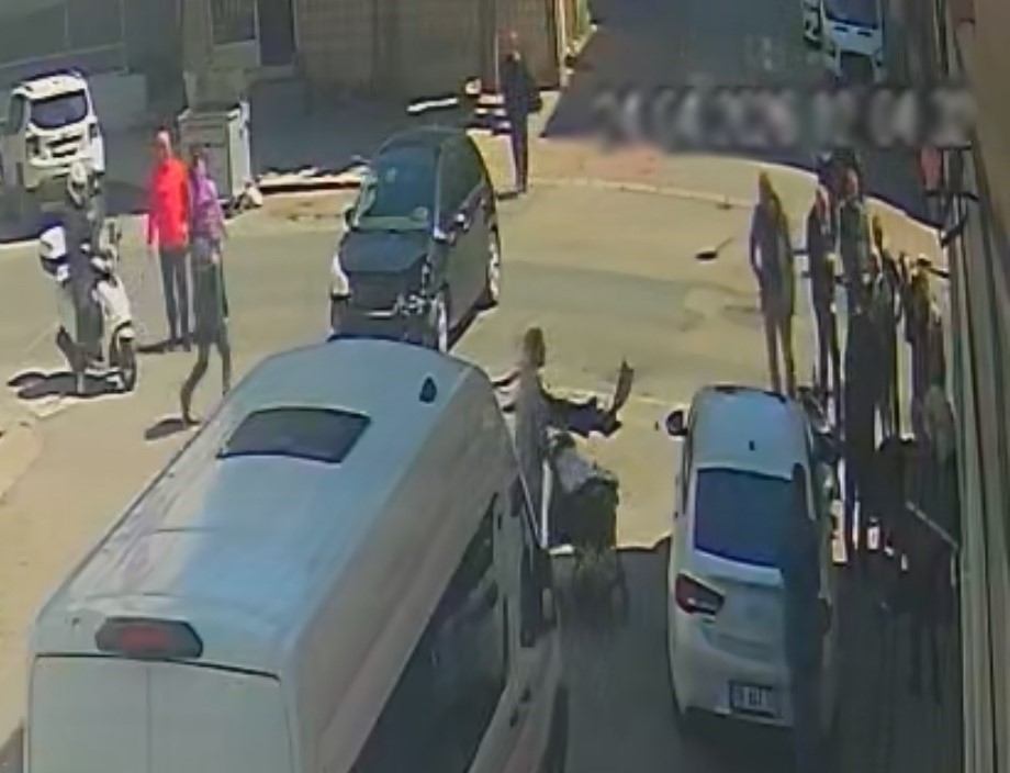 Otomobille çarpışan motosikletlinin savrularak yaralandığı kaza kamerada
