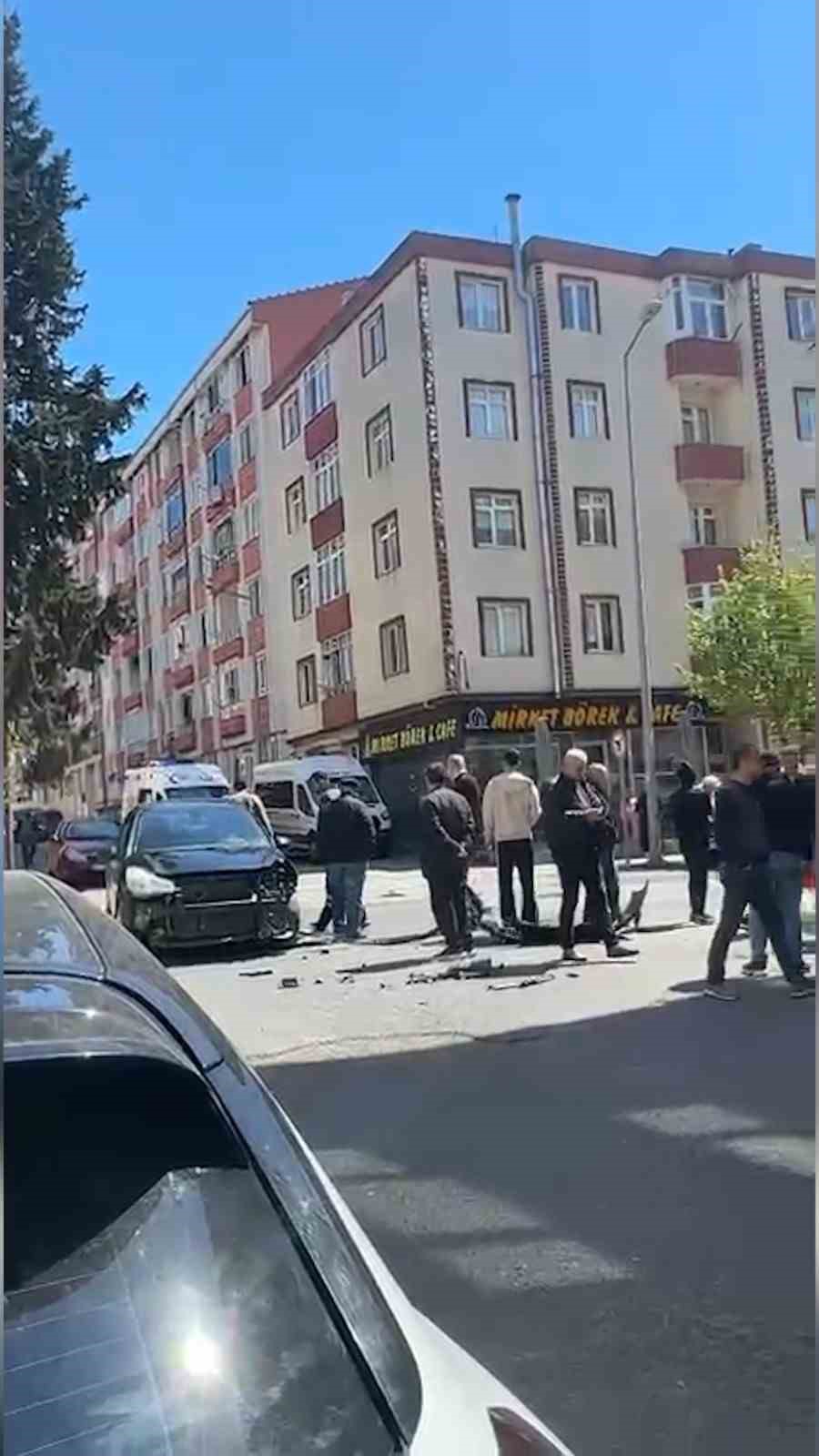 Otomobille çarpışan motosikletlinin savrularak yaralandığı kaza kamerada
