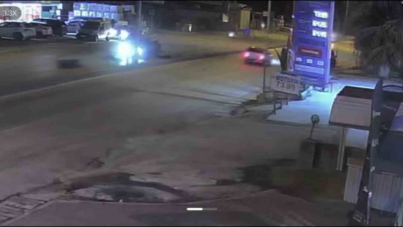 Otomobille çarpışan motosikletteki 2 kişi metrelerce havaya uçtu
