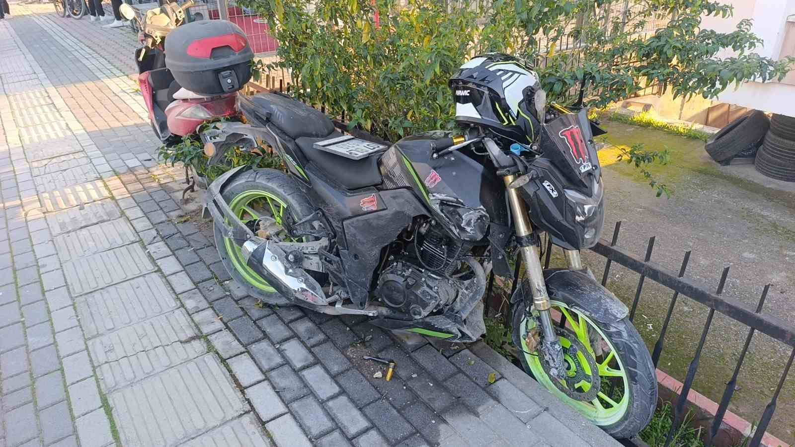 Otomobille çarpışan motosikletteki 2 kişi metrelerce savruldu: 3 yaralı
