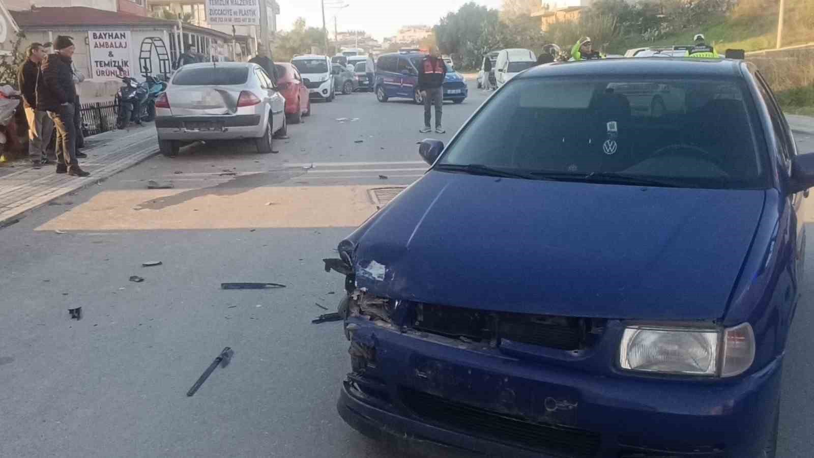 Otomobille çarpışan motosikletteki 2 kişi metrelerce savruldu: 3 yaralı
