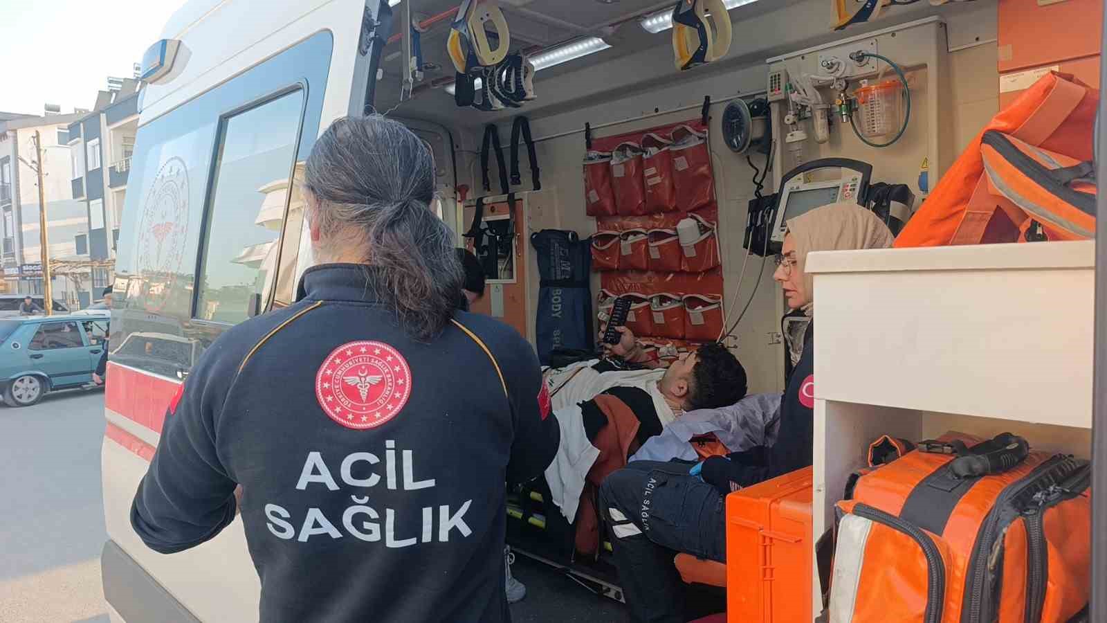 Otomobille çarpışan motosikletteki 2 kişi metrelerce savruldu: 3 yaralı
