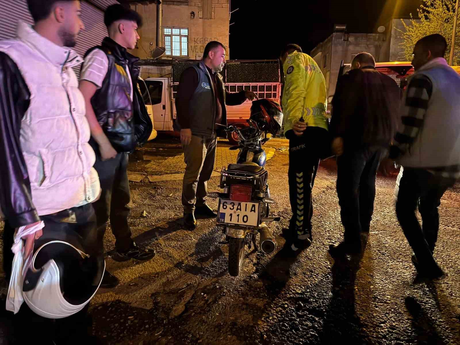 Otomobille çarpışan motosikletteki çift yaralandı
