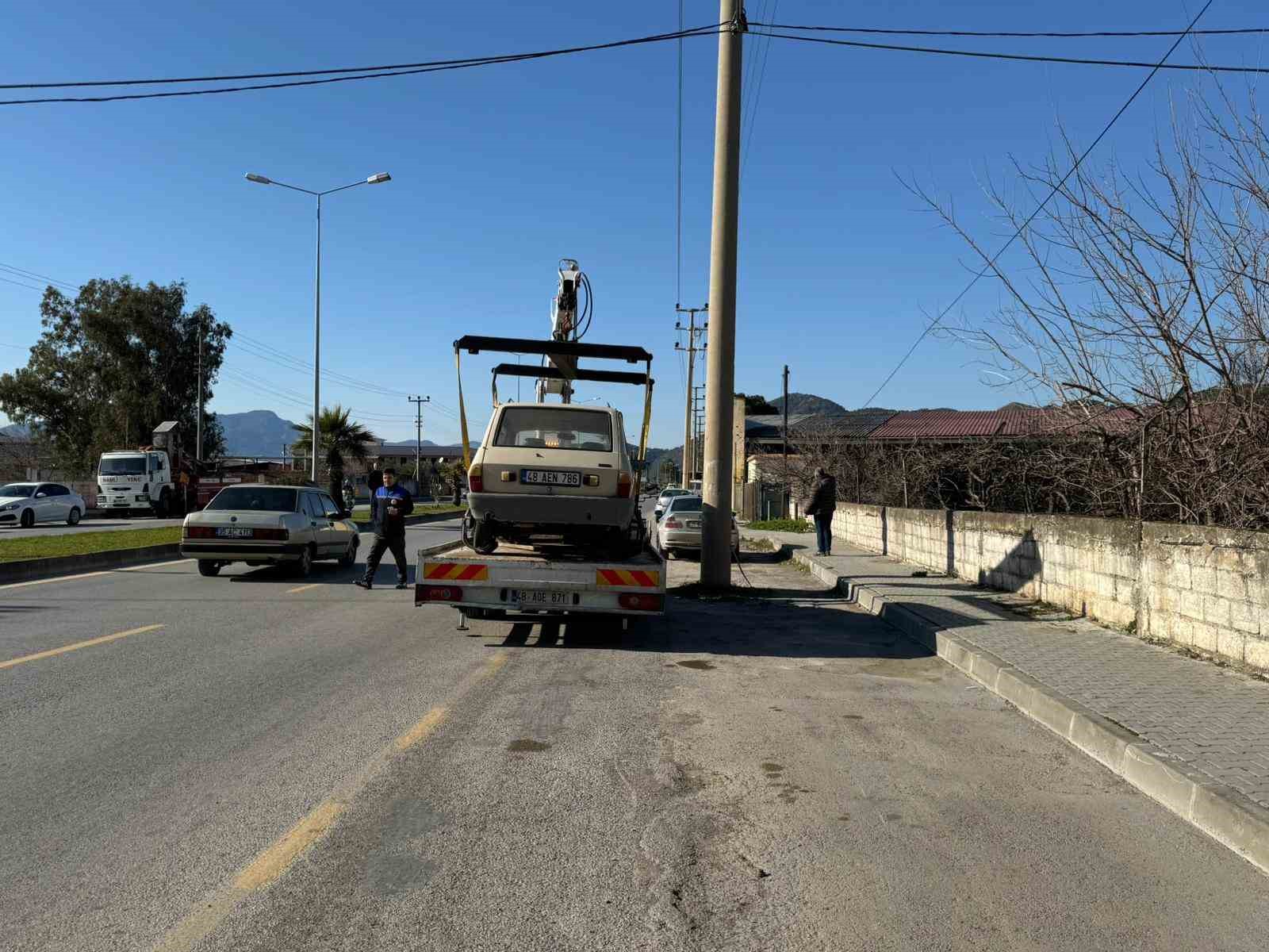 Otomobille çarpışan ticari araç takla attı: Kaza anı kamerada
