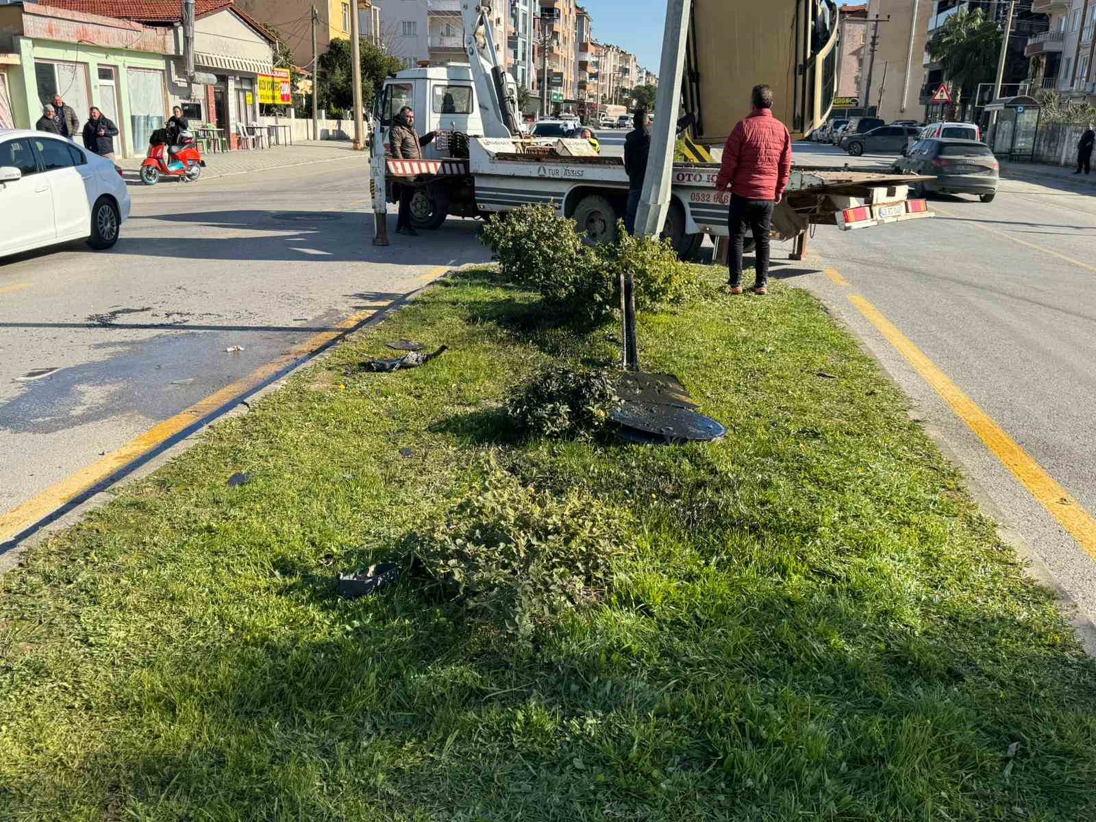 Otomobille çarpışan ticari araç takla attı: Kaza anı kamerada
