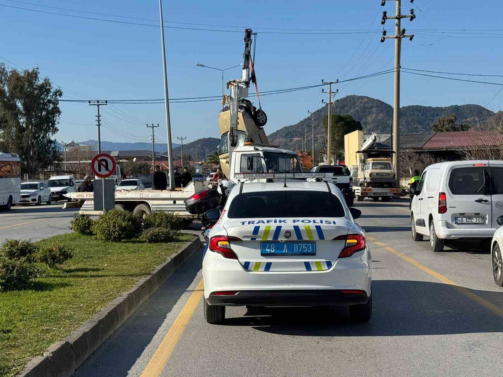 Otomobille çarpışan ticari araç takla attı: Kaza anı kamerada
