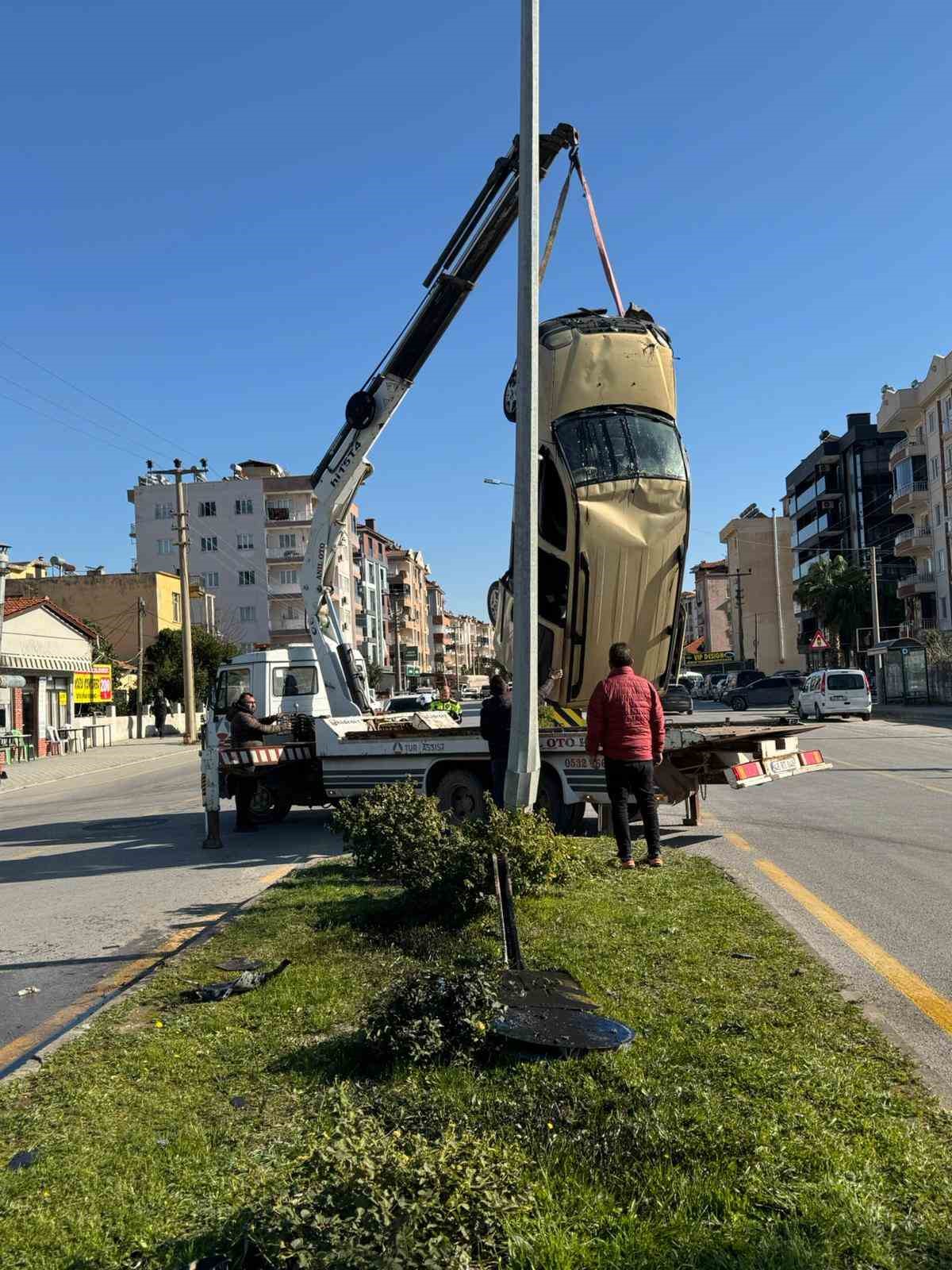Otomobille çarpışan ticari araç takla attı: Kaza anı kamerada
