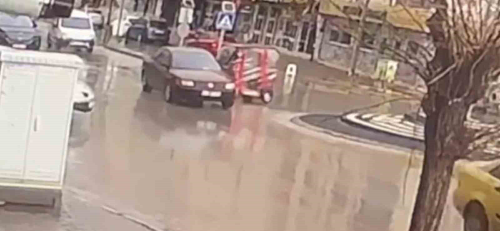 Otomobille çarpışan üç tekerlekli elektrikli bisiklet devrildi: 1 yaralı
