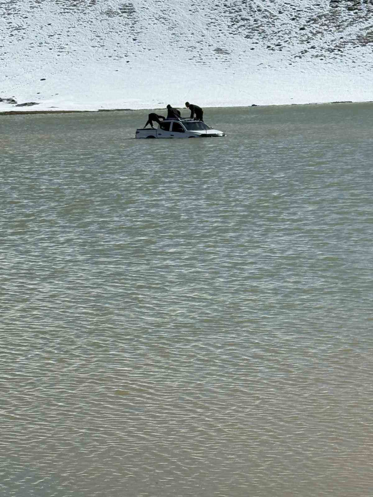 Otomobille girdikleri gölde mahsur kaldılar
