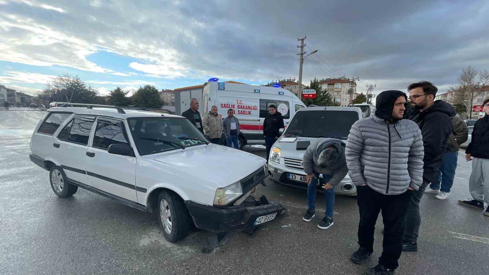Otomobille hafif ticari araç çarpıştı: 1 yaralı

