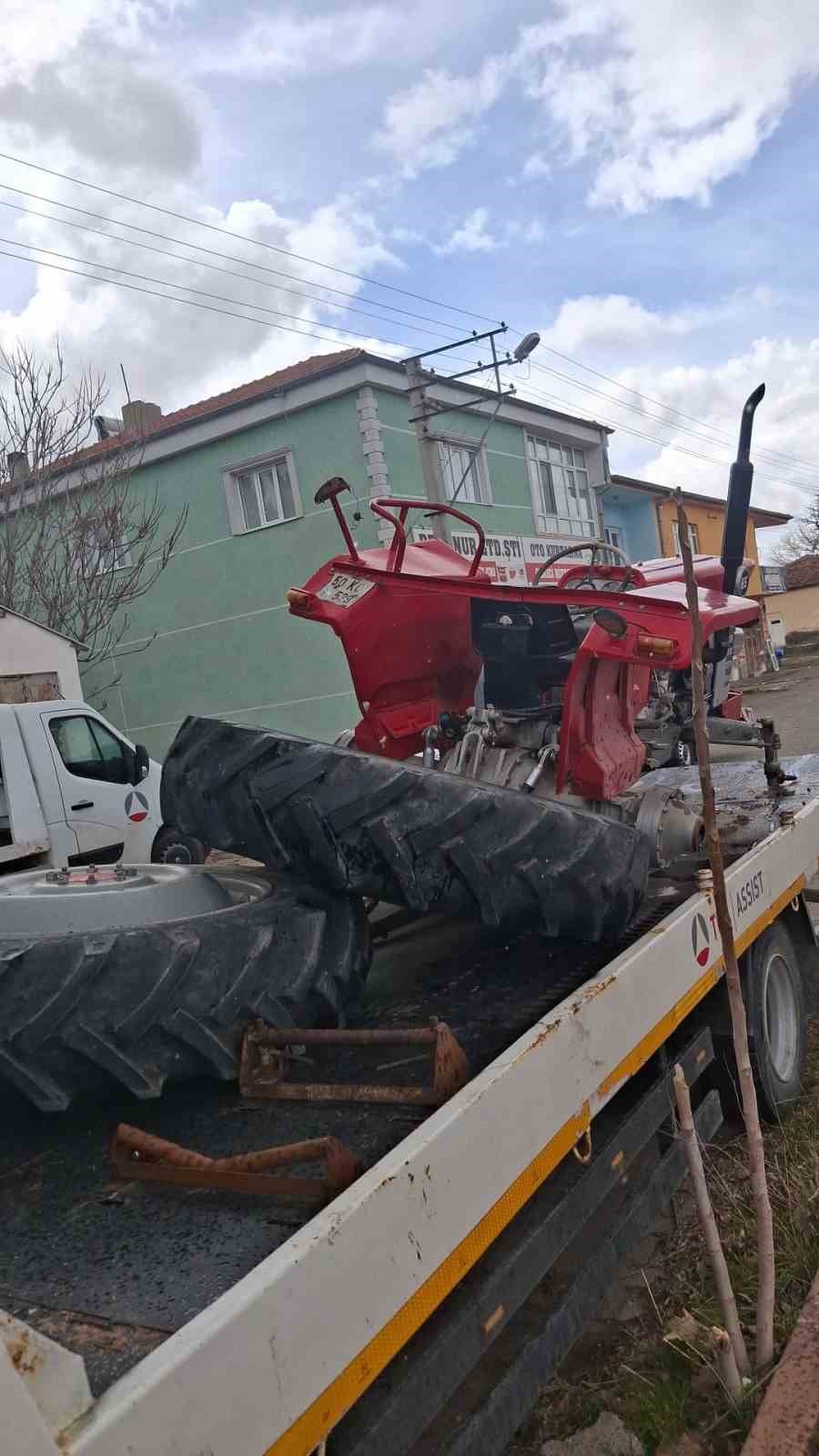 Otomobille traktör çarpıştı: 2 yaralı
