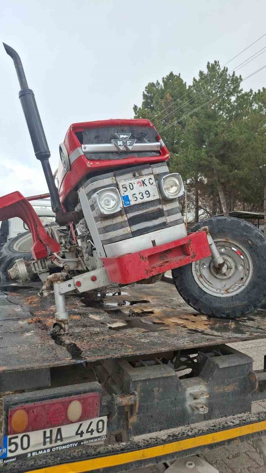 Otomobille traktör çarpıştı: 2 yaralı
