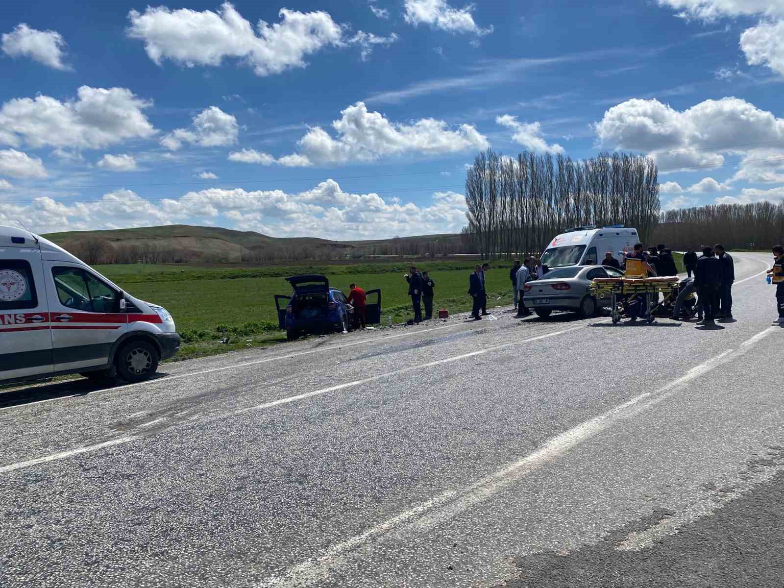 Otomobiller çarpıştı 4 kişi yaralandı
