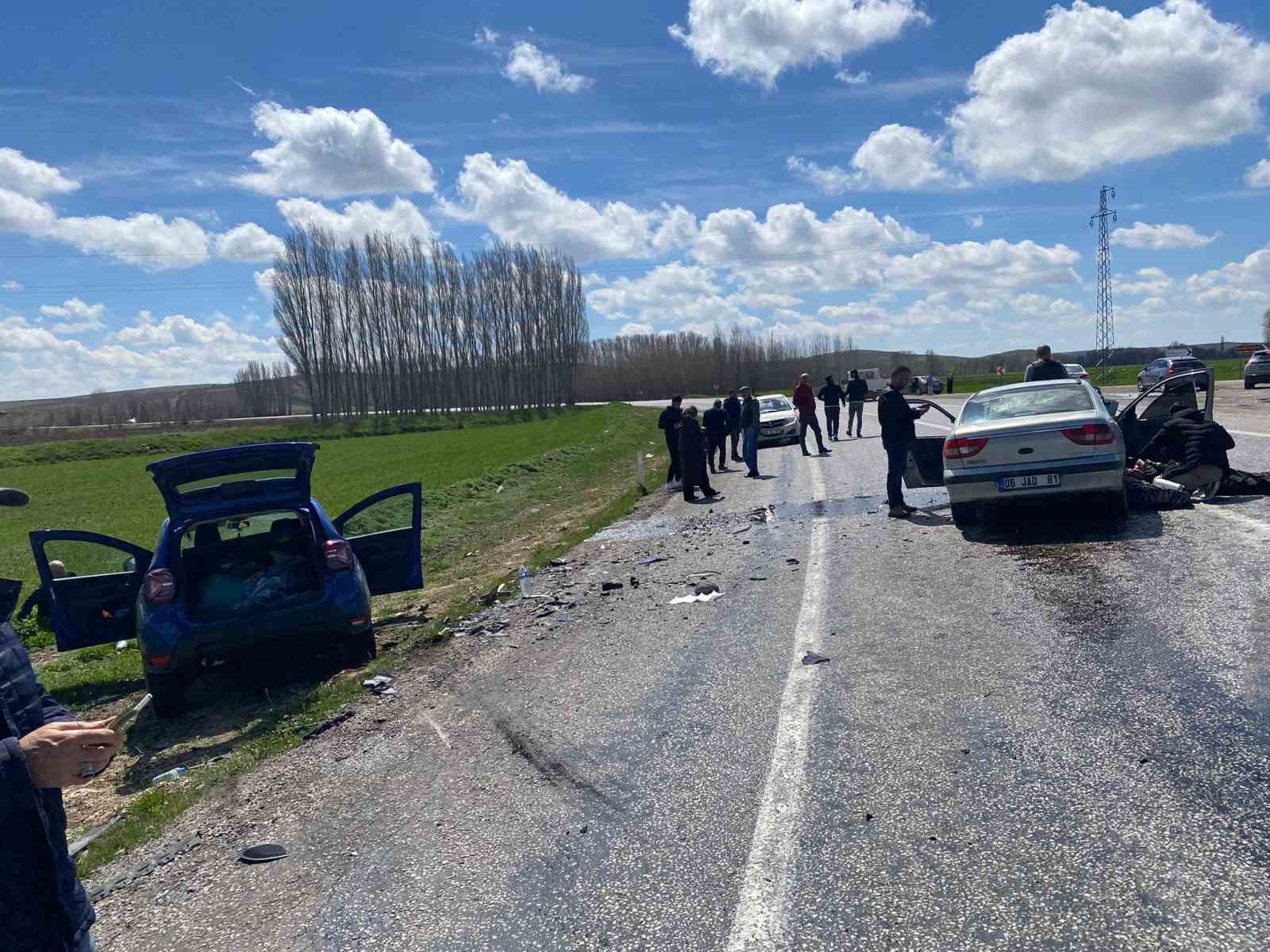 Otomobiller çarpıştı 4 kişi yaralandı
