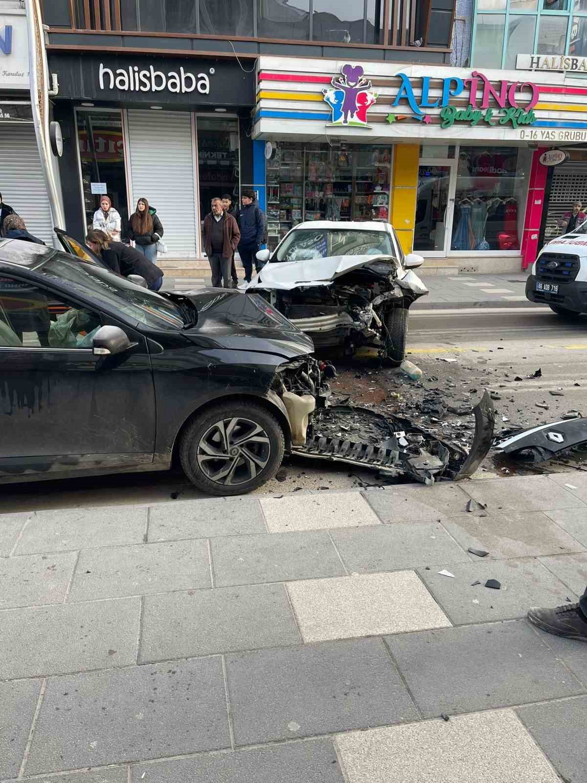 Otomobiller kafa kafaya çarpıştı, 1 yaralı
