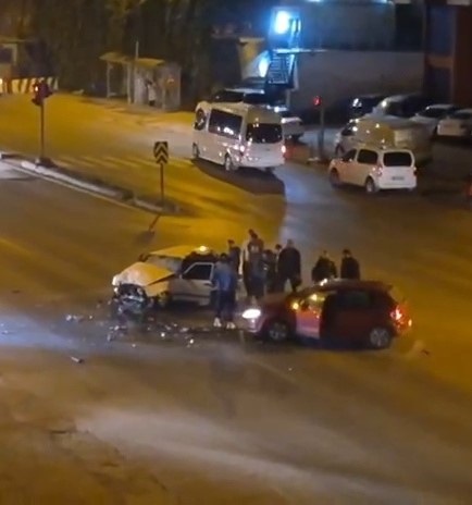 Otomobiller kafa kafaya çarpıştı; 2 yaralı
