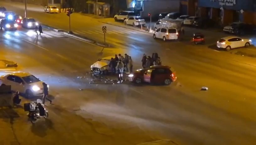 Otomobiller kafa kafaya çarpıştı; 2 yaralı
