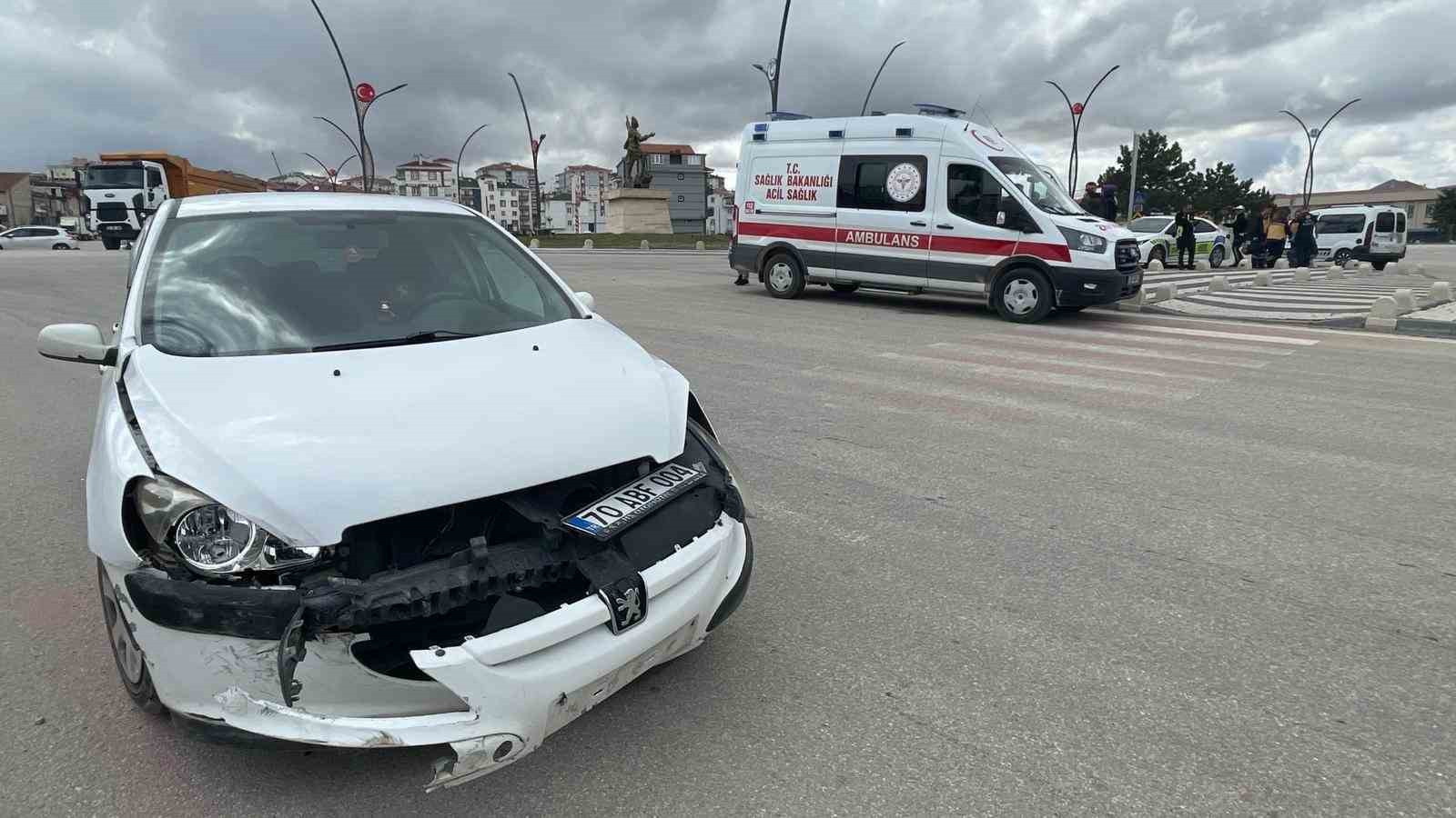 Otomobillerin çarpıştığı an kameraya yansıdı: 1 yaralı
