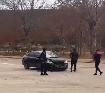 Otomobillerin çarpıştığı kaza kamerada
