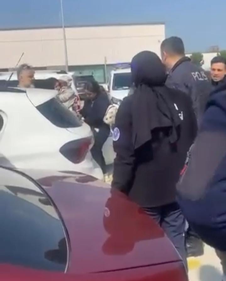 Otoparkta panik dolu anlar... Araçta kilitli kalan çocuk cam kırılarak kurtarıldı
