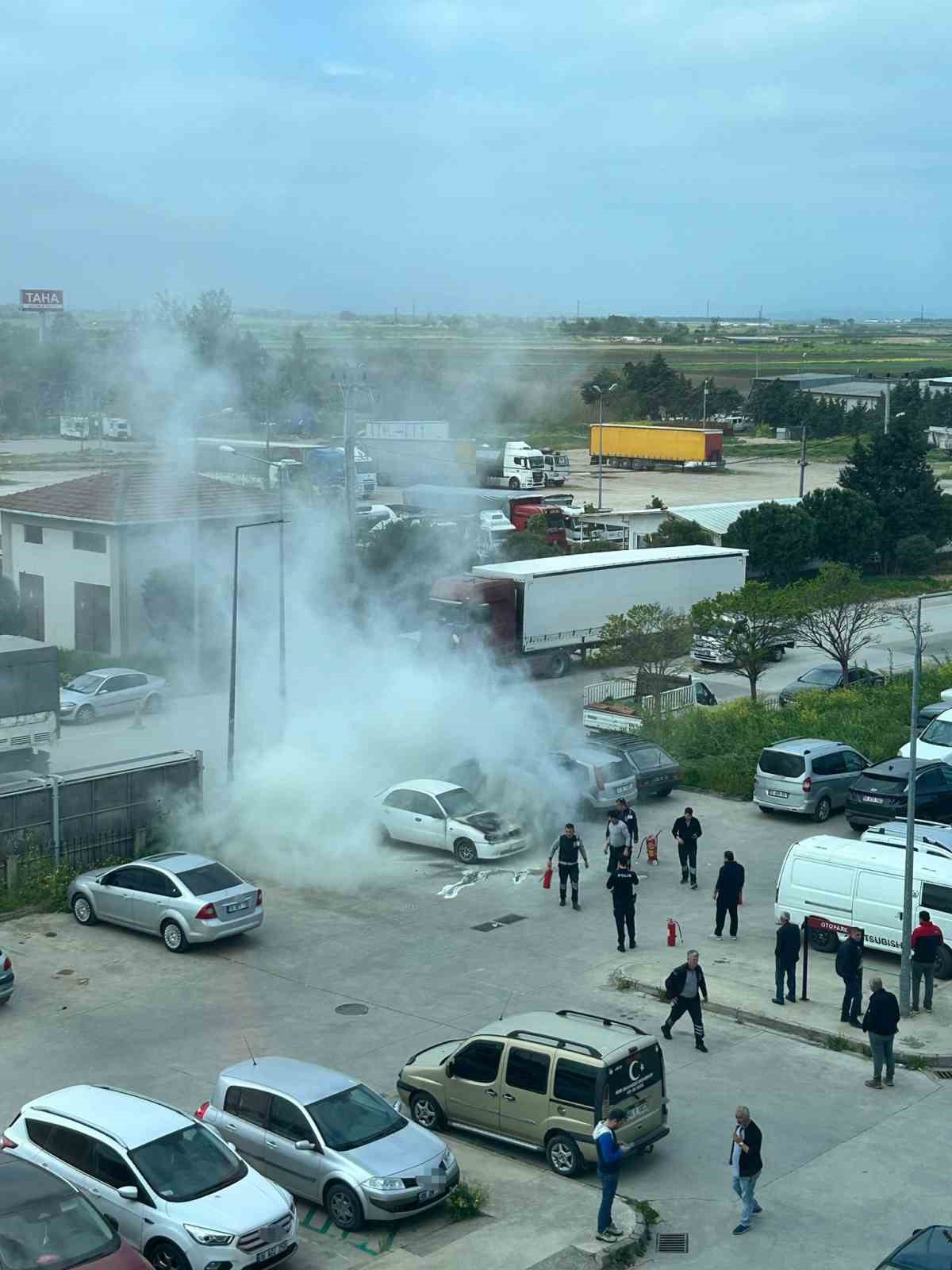 Otoparktaki otomobil, alev topuna döndü
