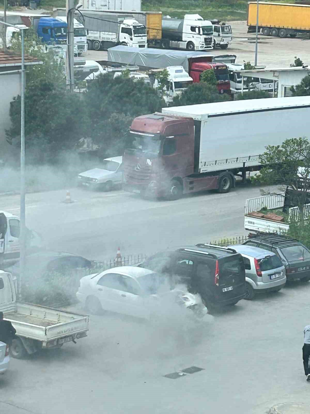 Otoparktaki otomobil, alev topuna döndü
