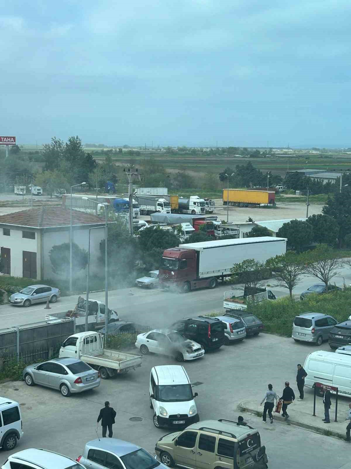 Otoparktaki otomobil, alev topuna döndü
