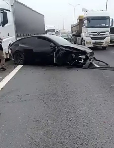Otopilottaki Tesla karşı şeride daldı: O anlar kamerada
