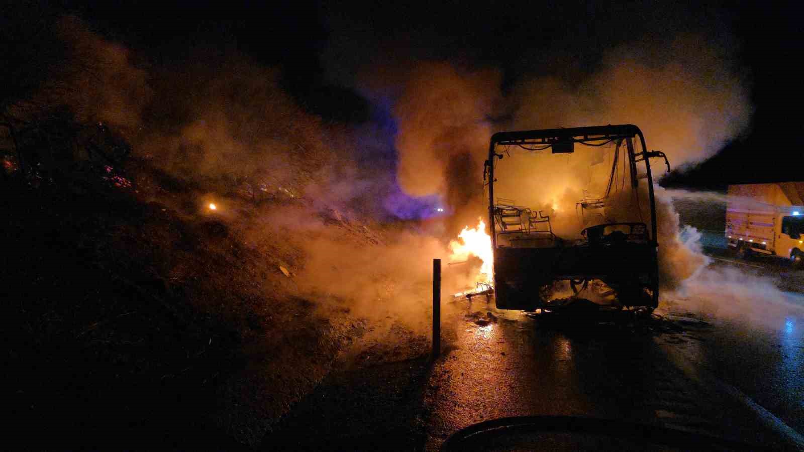 Otoyolda 39 yolcusu bulunan otobüs alev alev yandı
