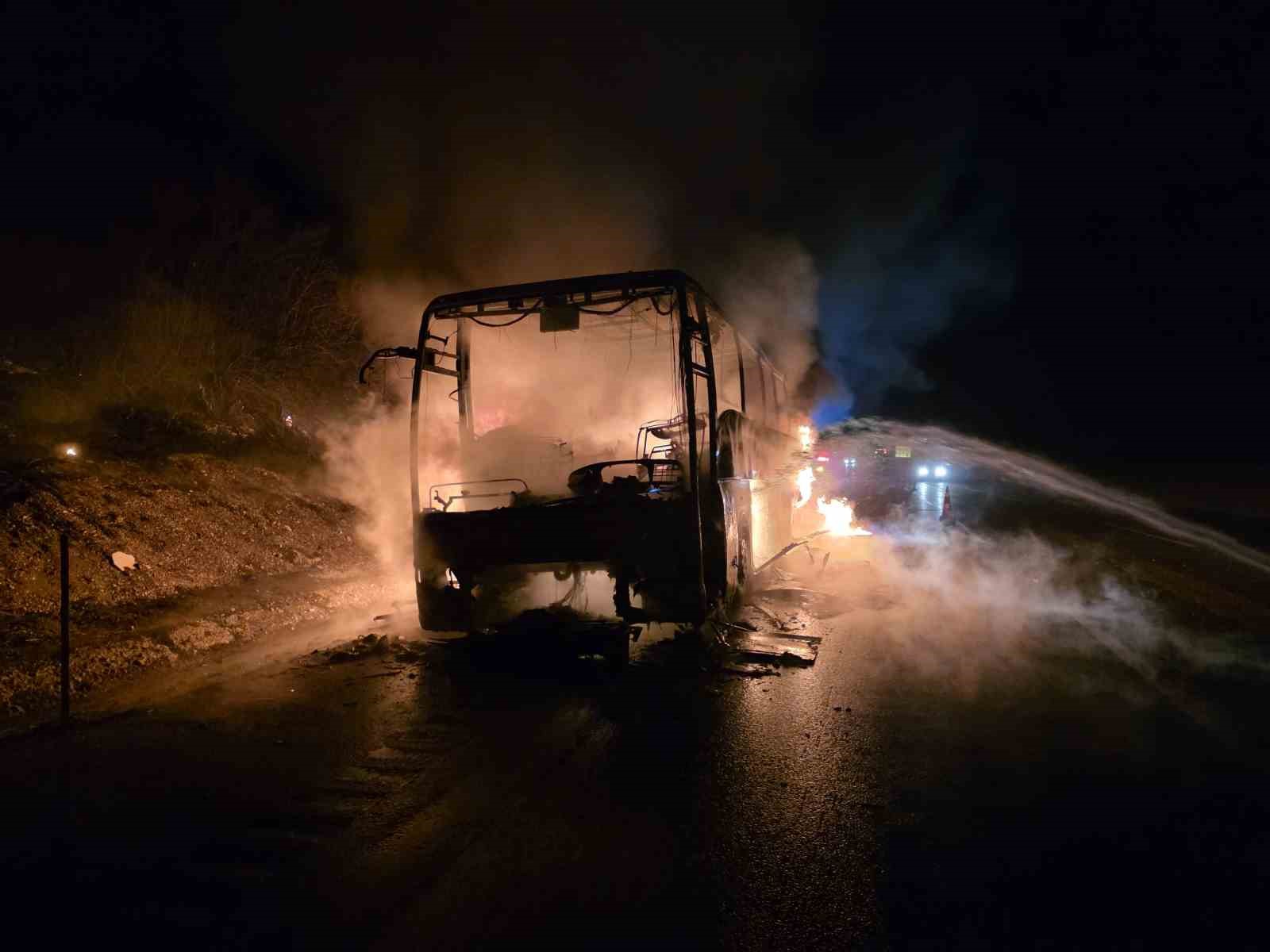 Otoyolda 39 yolcusu bulunan otobüs alev alev yandı
