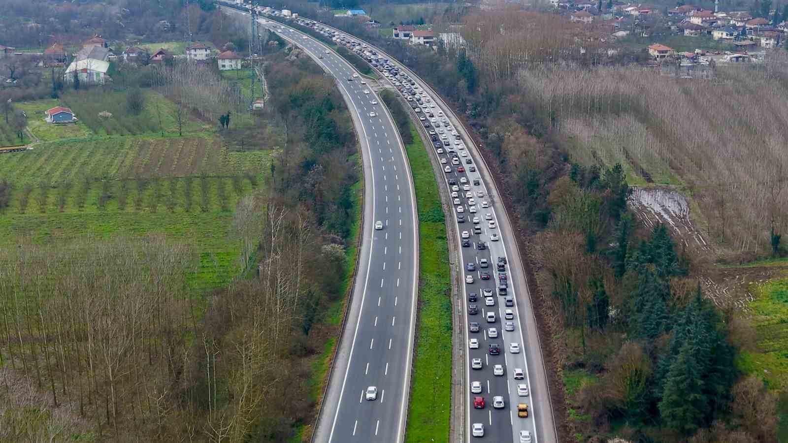 Otoyolda bayram yoğunluğu artarak devam ediyor
