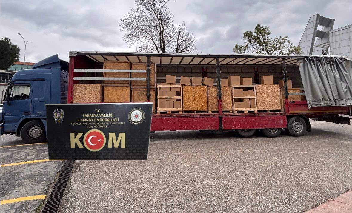 Otoyolda durdurulan tırdan 3 milyon 600 adet boş makaron yakalandı
