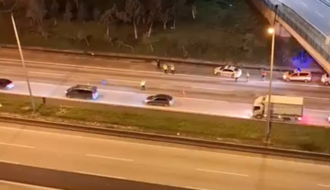 Otoyolda karşıya geçmeye çalıştı, tırın altında kalıp öldü
