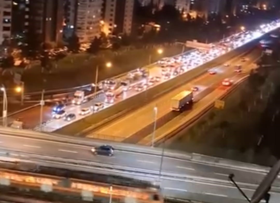 Otoyolda karşıya geçmeye çalıştı, tırın altında kalıp öldü
